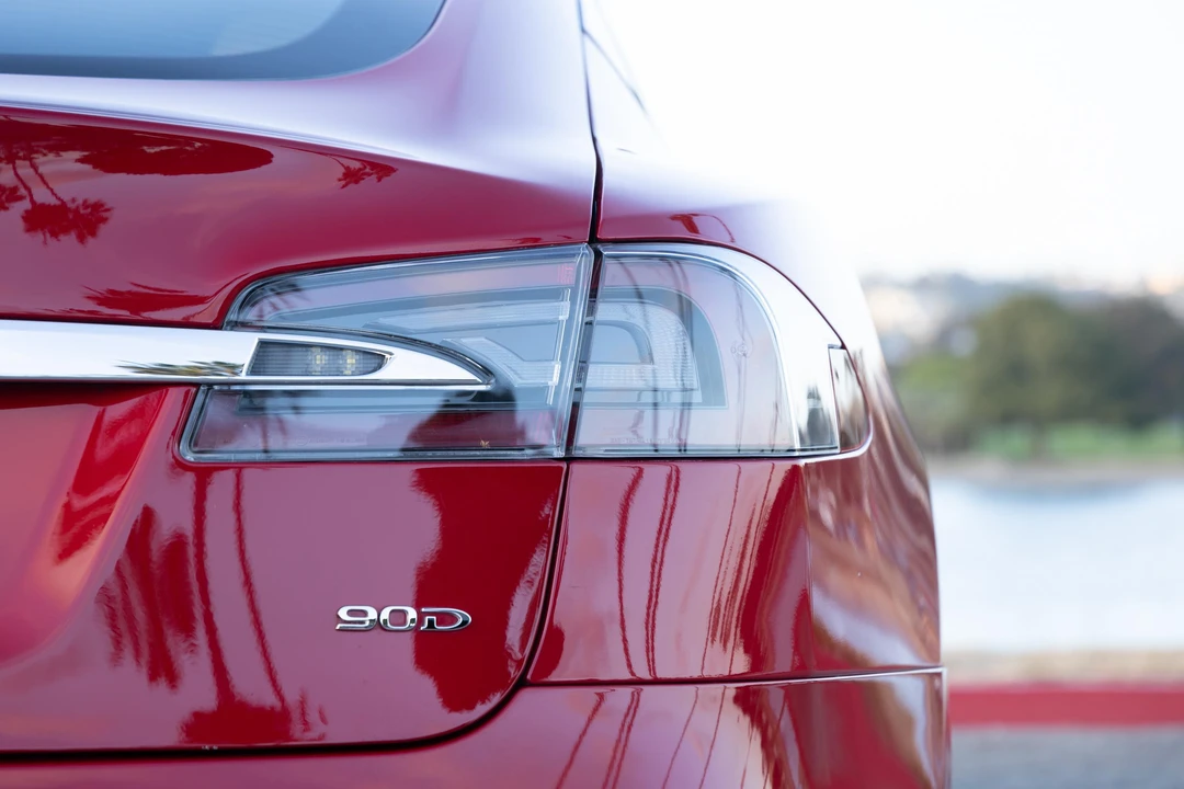 2016 Tesla Model S - Image 30 of 31