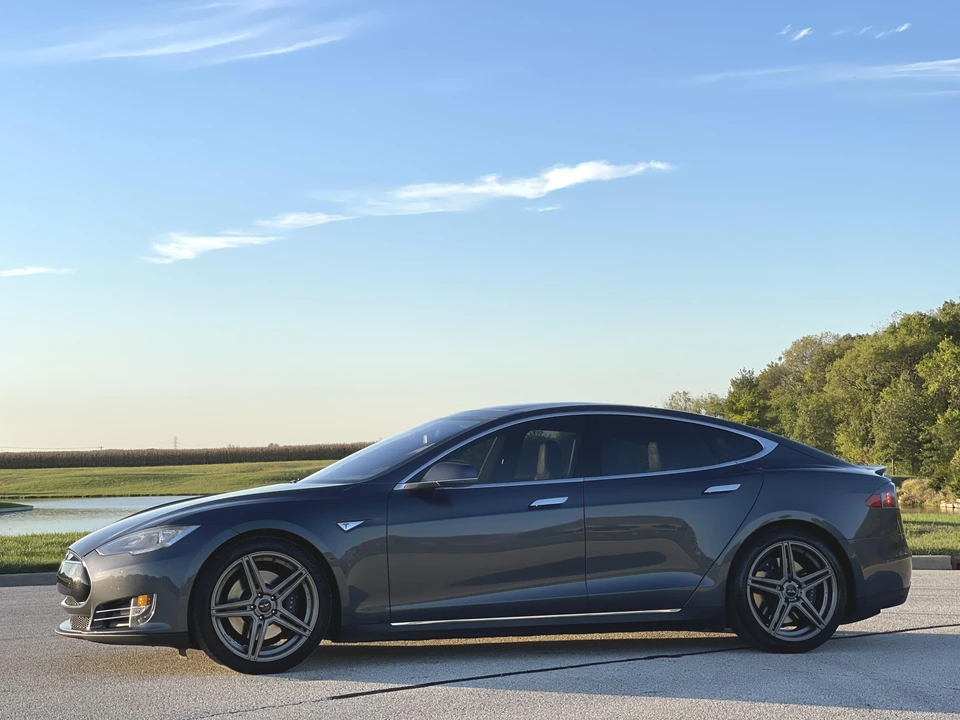 2016 Tesla Model S - Image 9 of 17