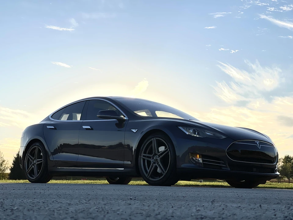 2016 Tesla Model S - Image 10 of 17