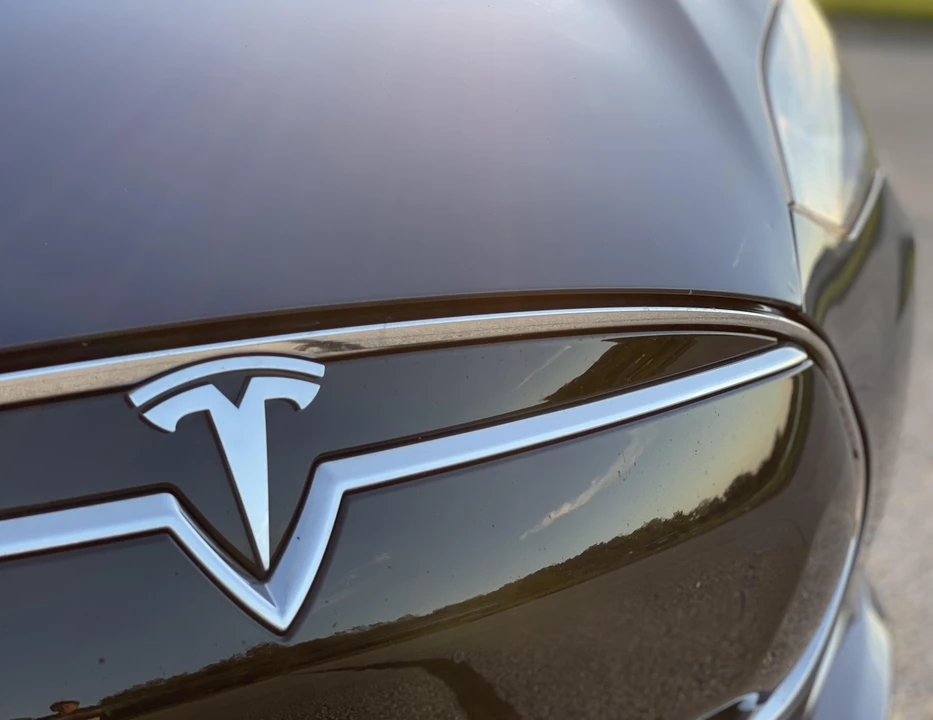 2016 Tesla Model S - Image 13 of 17