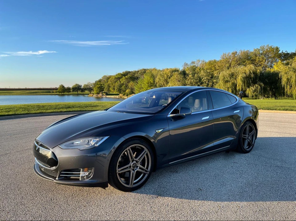2016 Tesla Model S - Image 8 of 17