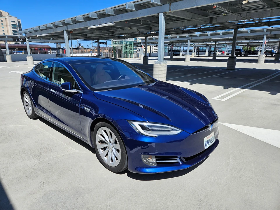 2016 Tesla Model S - Image 25 of 31