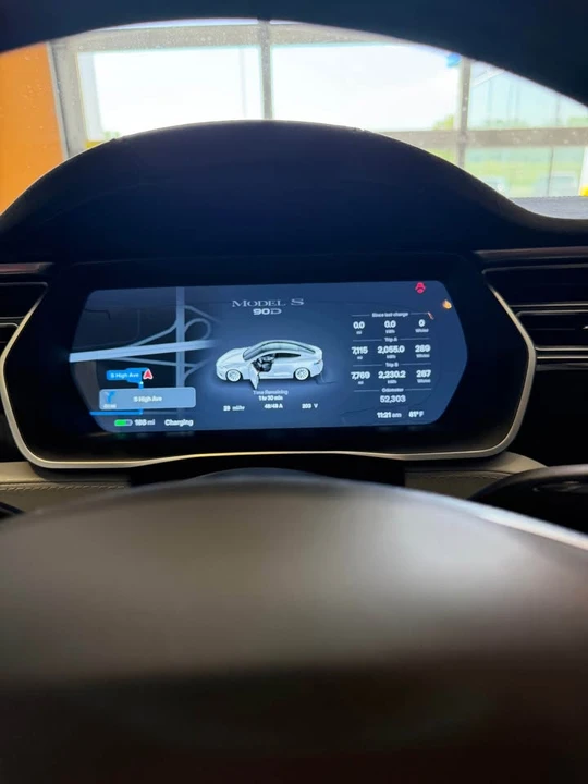 2016 Tesla Model S - Image 13 of 18
