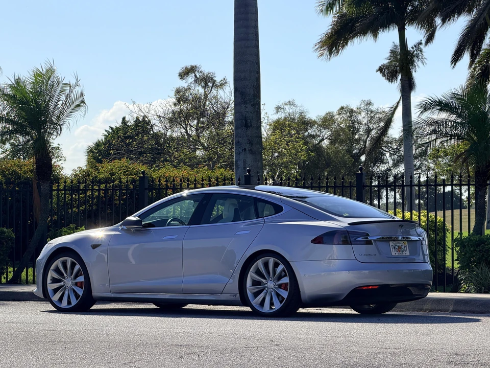 2016 Tesla Model S - Image 11 of 31