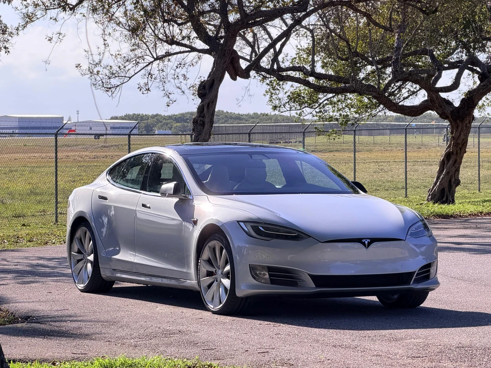 2016 Tesla Model S - Image 17 of 31