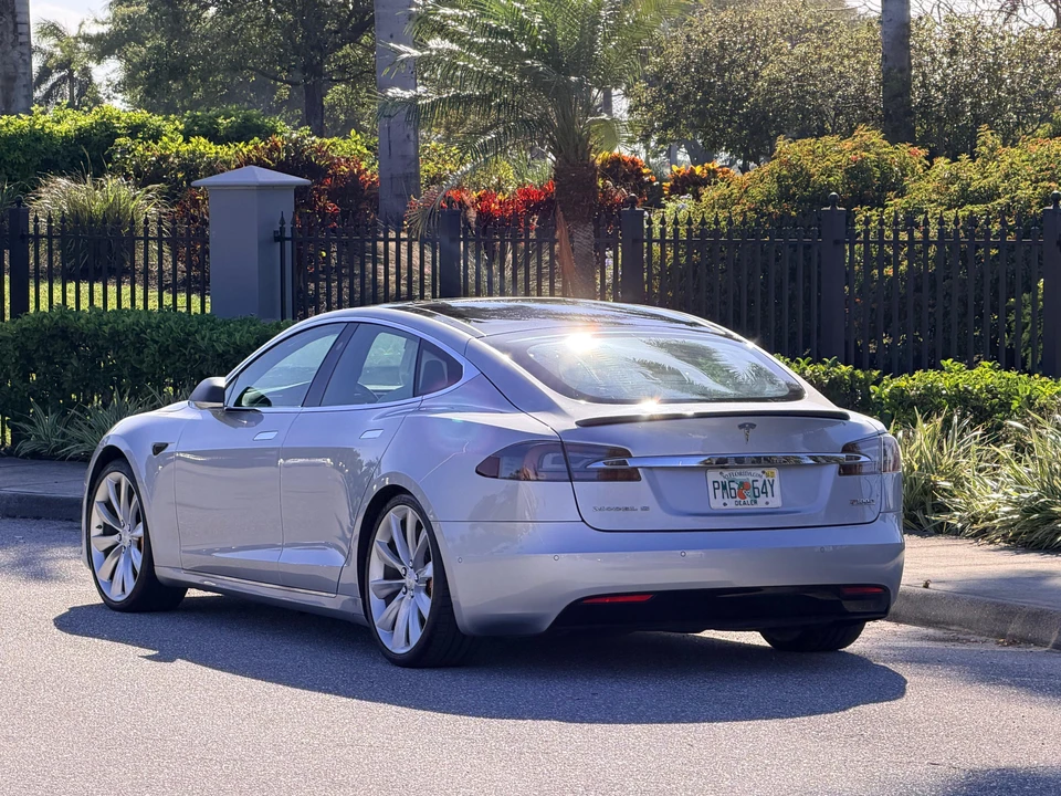 2016 Tesla Model S - Image 13 of 31