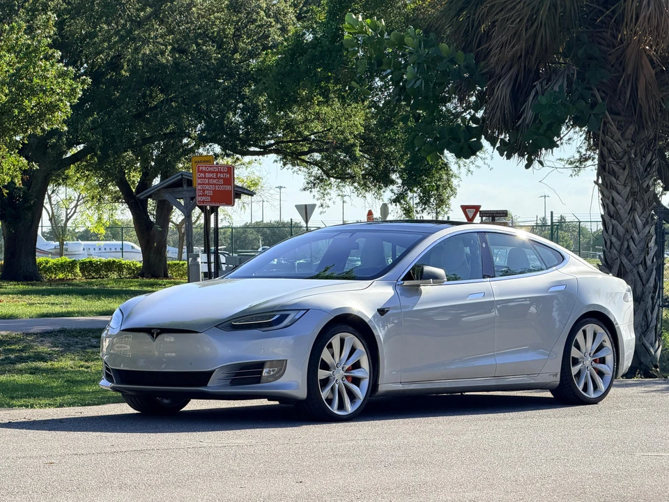 2016 Tesla Model S - Image 9 of 31