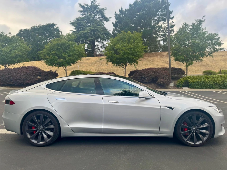 2016 Tesla Model S - Image 19 of 31