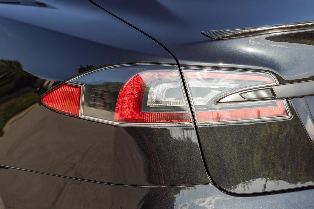2016 Tesla Model S - Image 28 of 31
