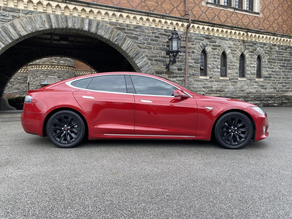 2016 Tesla Model S - Image 10 of 31