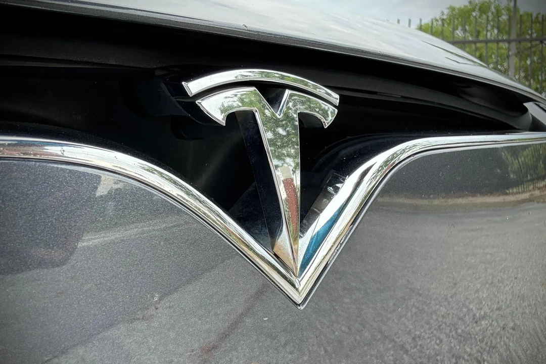 2016 Tesla Model S - Image 17 of 31