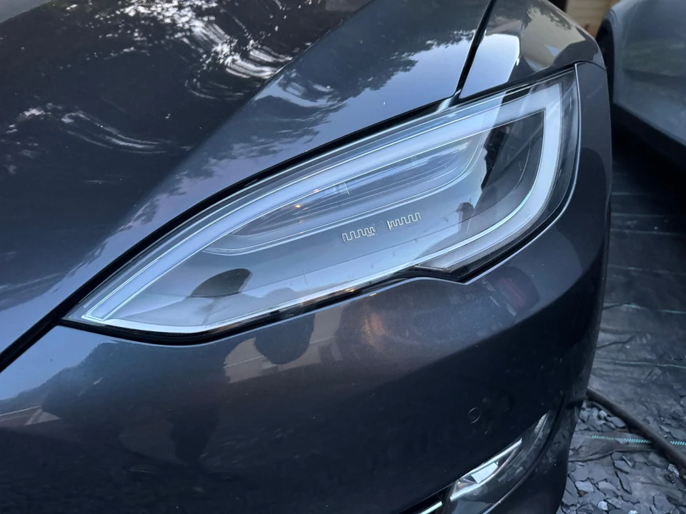 2016 Tesla Model S - Image 18 of 31