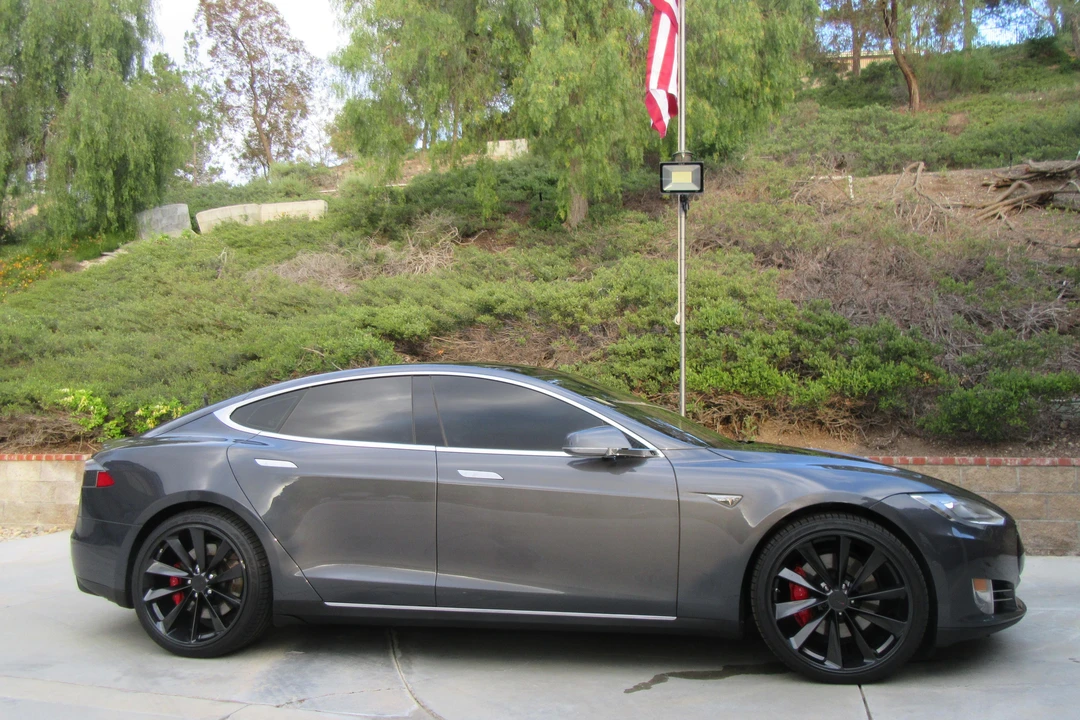 2016 Tesla Model S - Image 17 of 31
