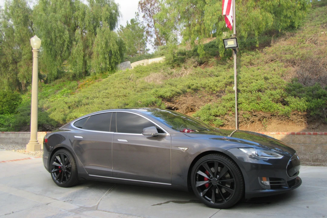 2016 Tesla Model S - Image 18 of 31