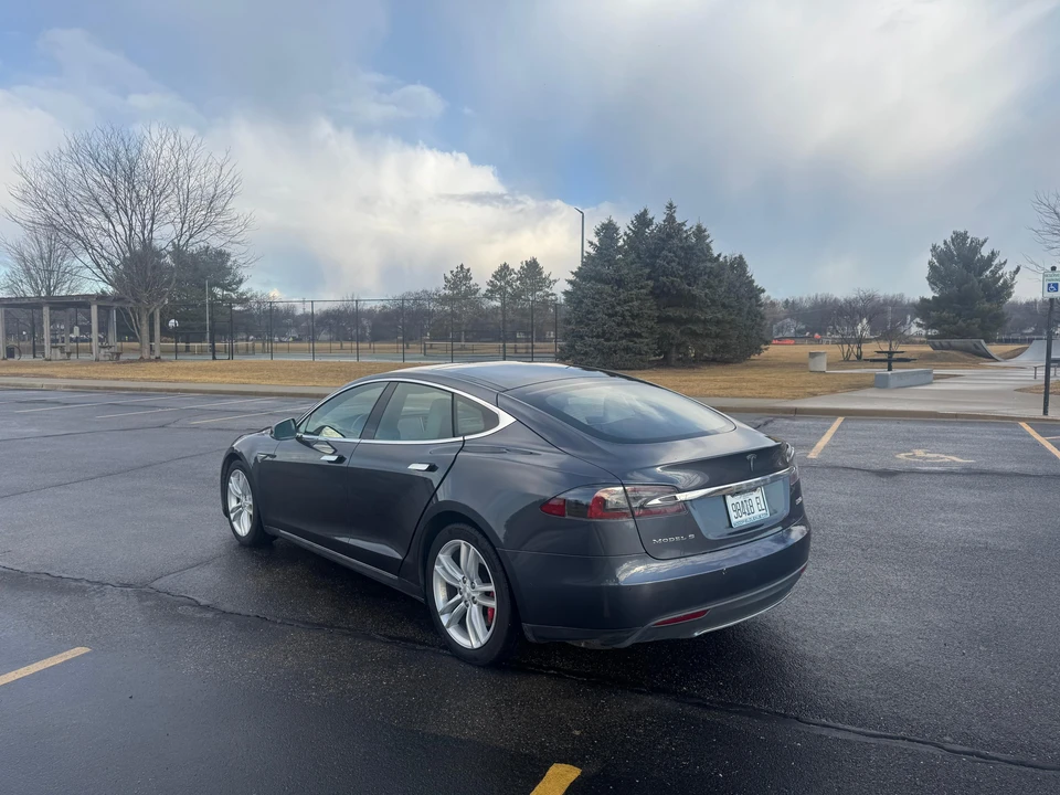 2016 Tesla Model S - Image 9 of 31