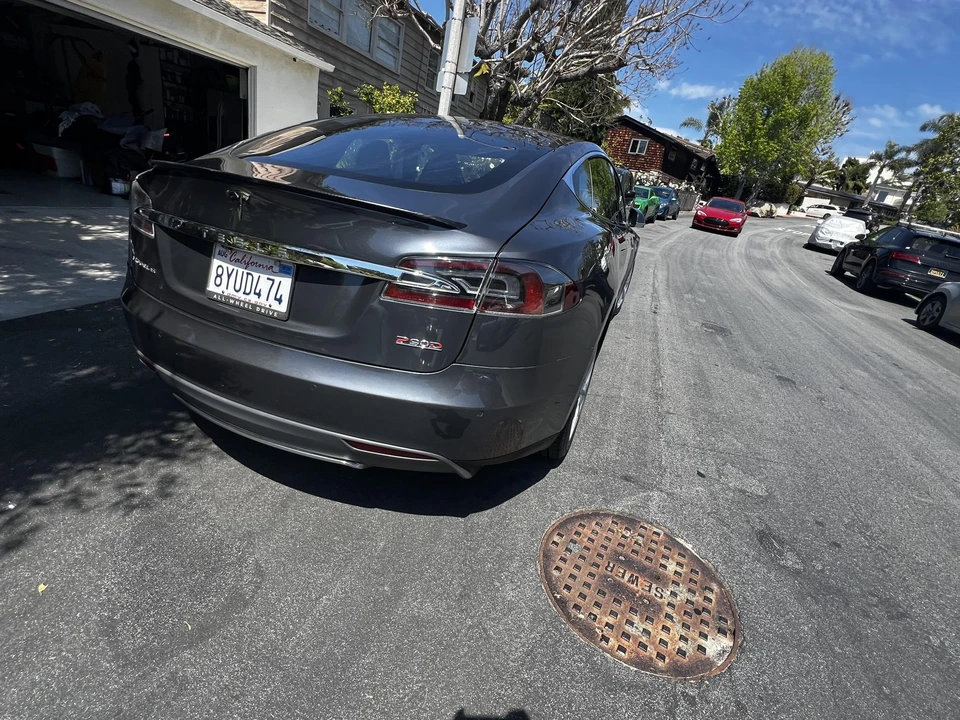 2016 Tesla Model S - Image 9 of 31