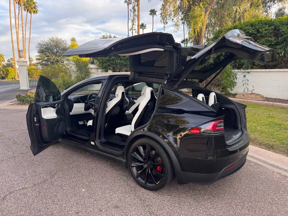 2016 Tesla Model X - Image 10 of 17