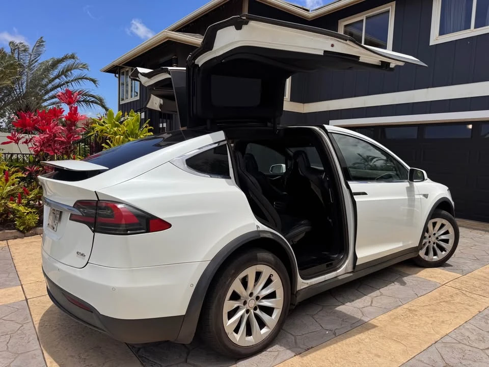 2016 Tesla Model X - Image 17 of 18