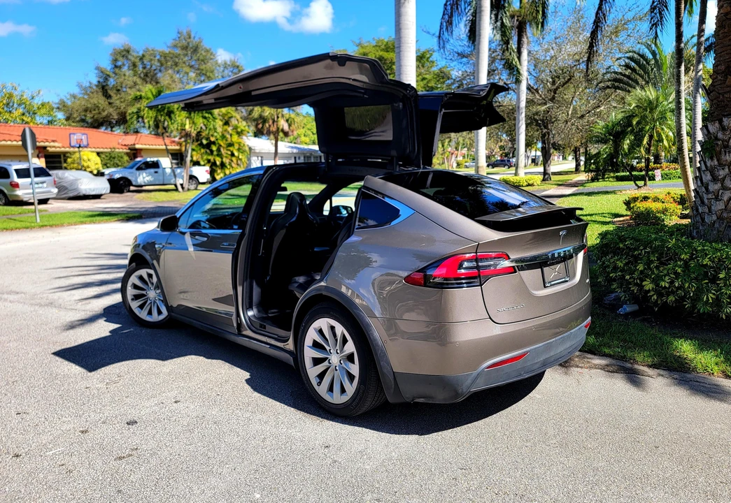 2016 Tesla Model X - Image 19 of 31