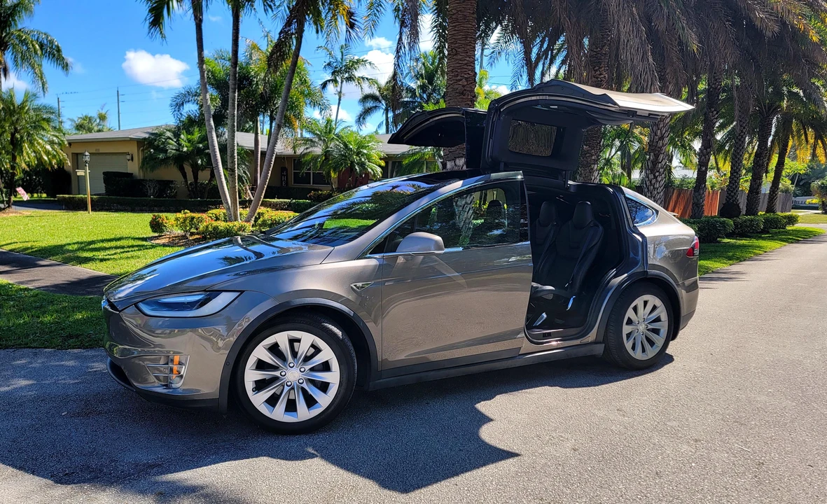 2016 Tesla Model X - Image 16 of 31