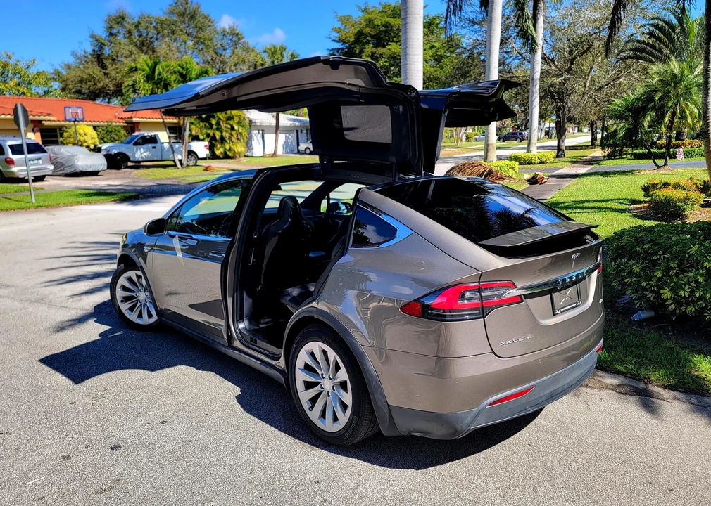2016 Tesla Model X - Image 18 of 31