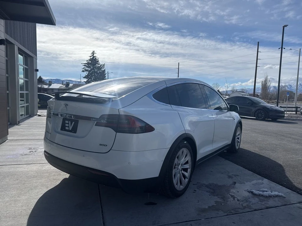 2016 Tesla Model X - Image 8 of 21