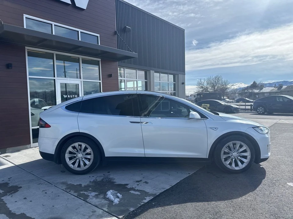 2016 Tesla Model X - Image 9 of 21