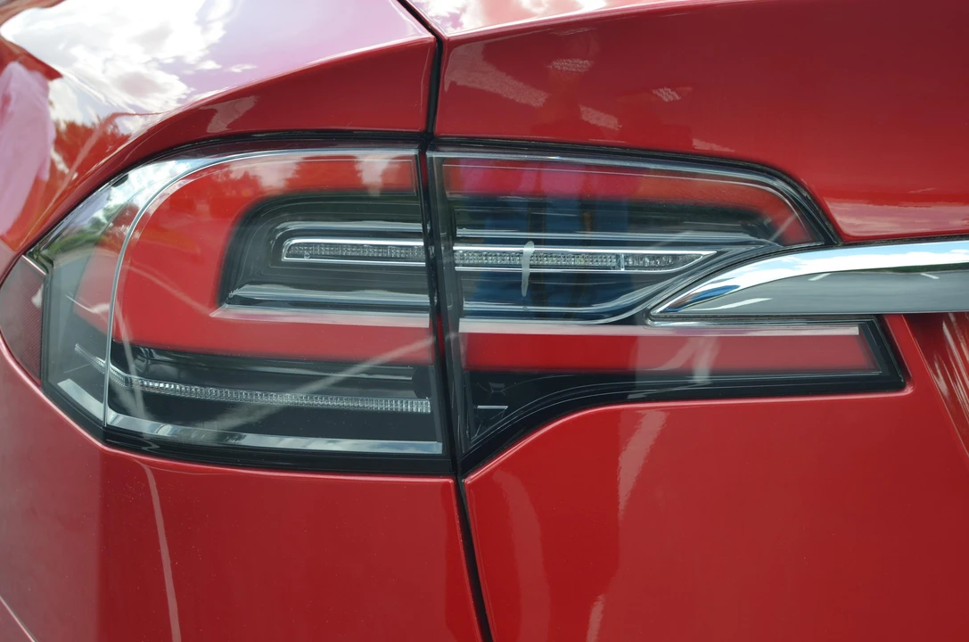 2016 Tesla Model X - Image 25 of 31
