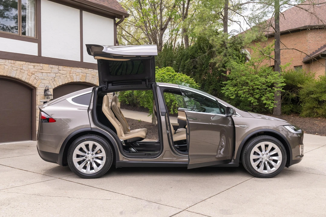 2016 Tesla Model X - Image 18 of 31