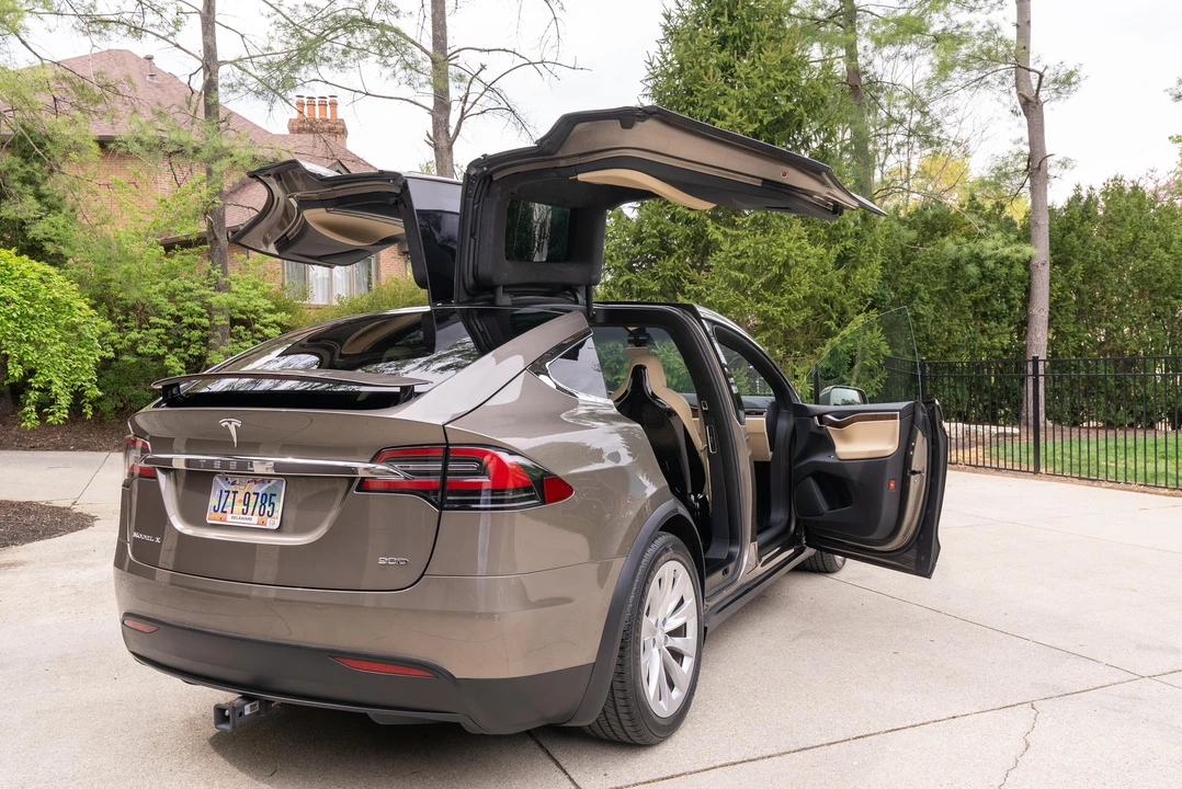 2016 Tesla Model X - Image 16 of 31
