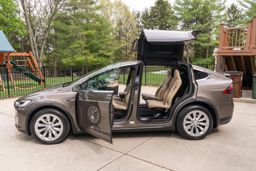 2016 Tesla Model X - Image 12 of 31