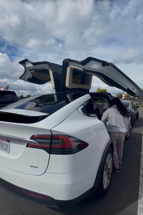 2016 Tesla Model X - Image 2 of 4