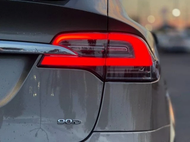 2016 Tesla Model X - Image 9 of 12