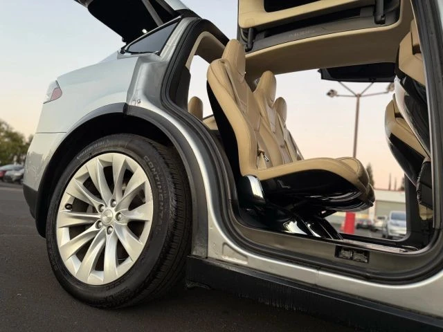 2016 Tesla Model X - Image 18 of 21