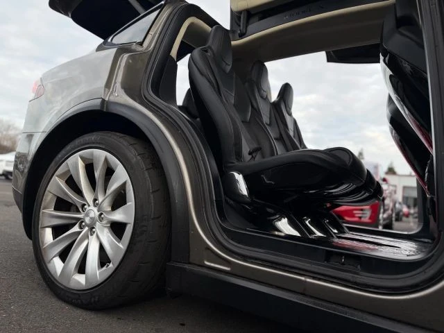 2016 Tesla Model X - Image 18 of 21