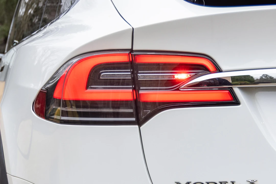 2016 Tesla Model X - Image 16 of 31