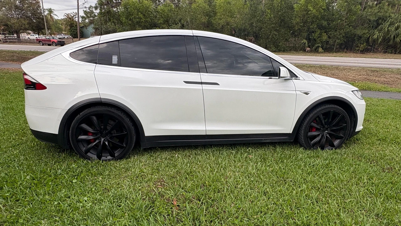 2016 Tesla Model X - Image 17 of 31