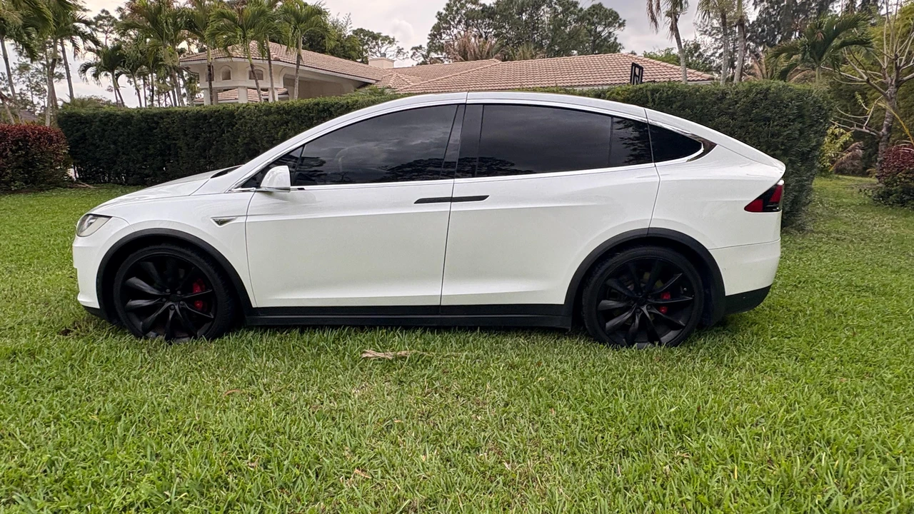 2016 Tesla Model X - Image 11 of 31
