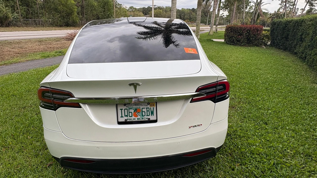 2016 Tesla Model X - Image 15 of 31