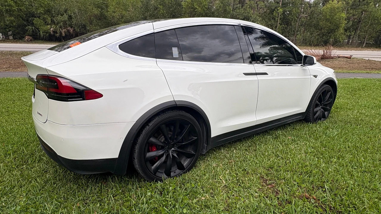 2016 Tesla Model X - Image 16 of 31