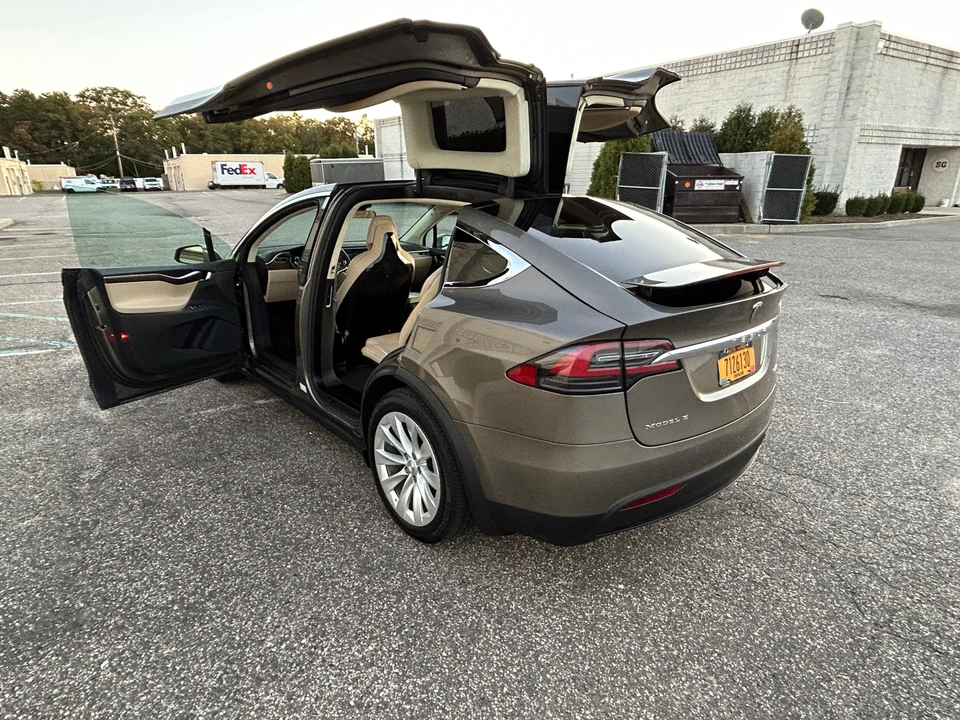 2016 Tesla Model X - Image 10 of 31
