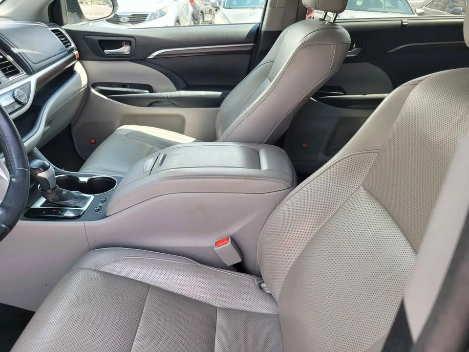 2016 Toyota Highlander - Image 8 of 17