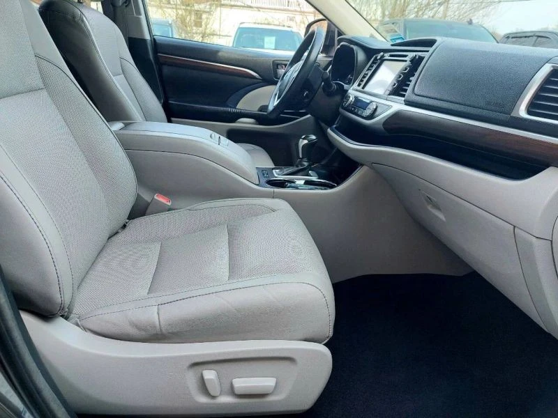 2016 Toyota Highlander - Image 8 of 12
