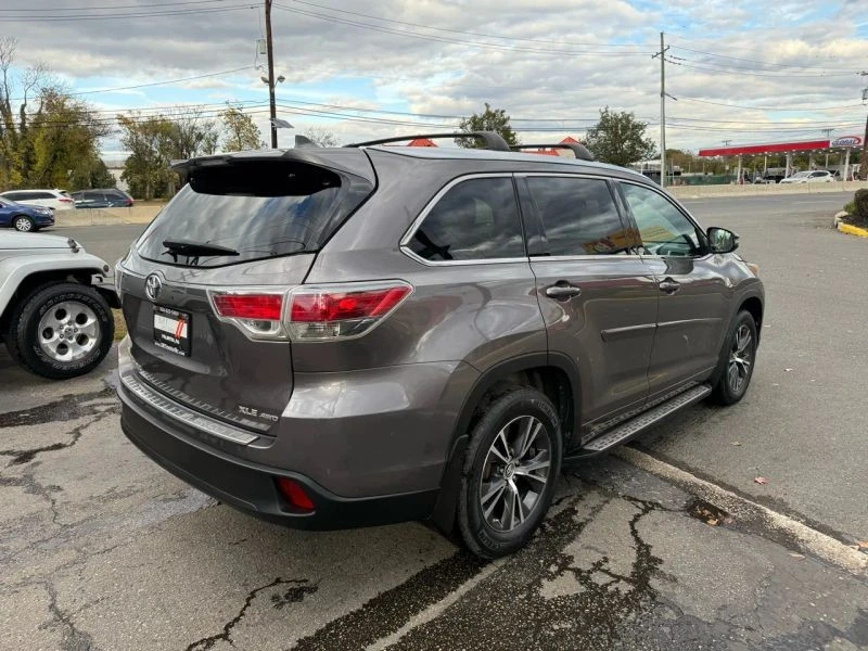 2016 Toyota Highlander - Image 8 of 12