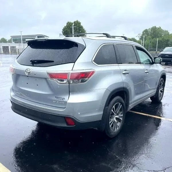 2016 Toyota Highlander - Image 8 of 12