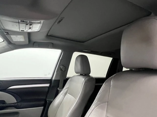 2016 Toyota Highlander - Image 7 of 10