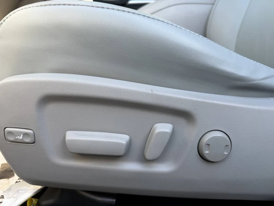 2016 Toyota Highlander - Image 19 of 21