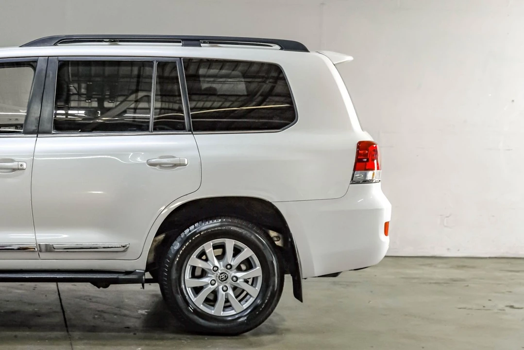 2016 Toyota J200 Land Cruiser - Image 19 of 31