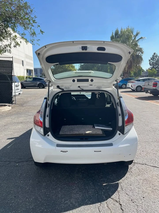 2016 Toyota Prius - Image 7 of 12