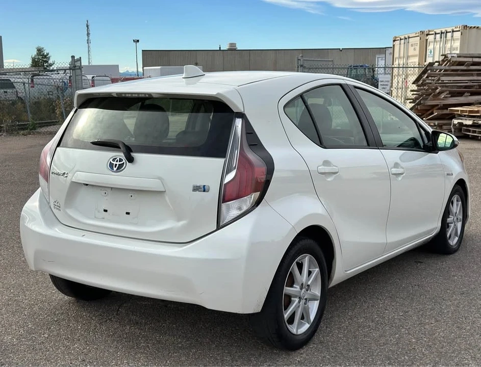 2016 Toyota Prius - Image 7 of 20